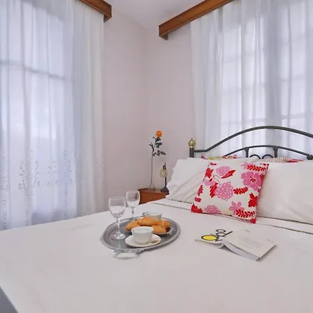 Alexandras Traditional House In Centre Skopelos