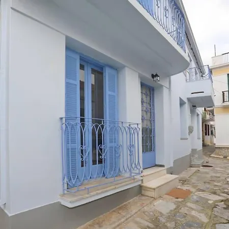 Alexandras Traditional House In Centre Hébergement de vacances