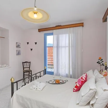 Holiday home Alexandras Traditional House In Centre